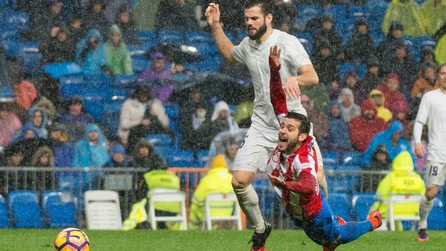 Víctor Rodríguez cae ante Nacho.