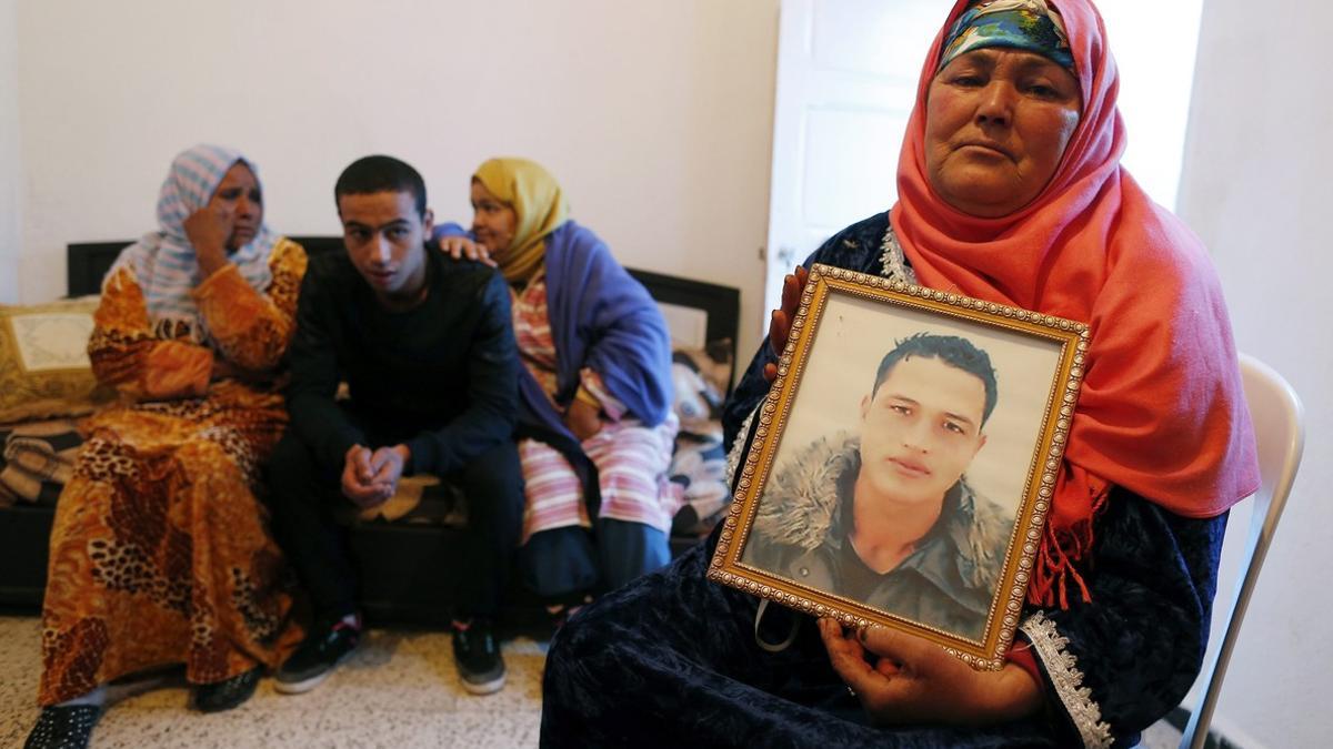 Nour Al Houda, madre de Anis Amri, muestra un retrato de su hijo, buscado como autor del atentado de Berlín, el jueves en Túnez.