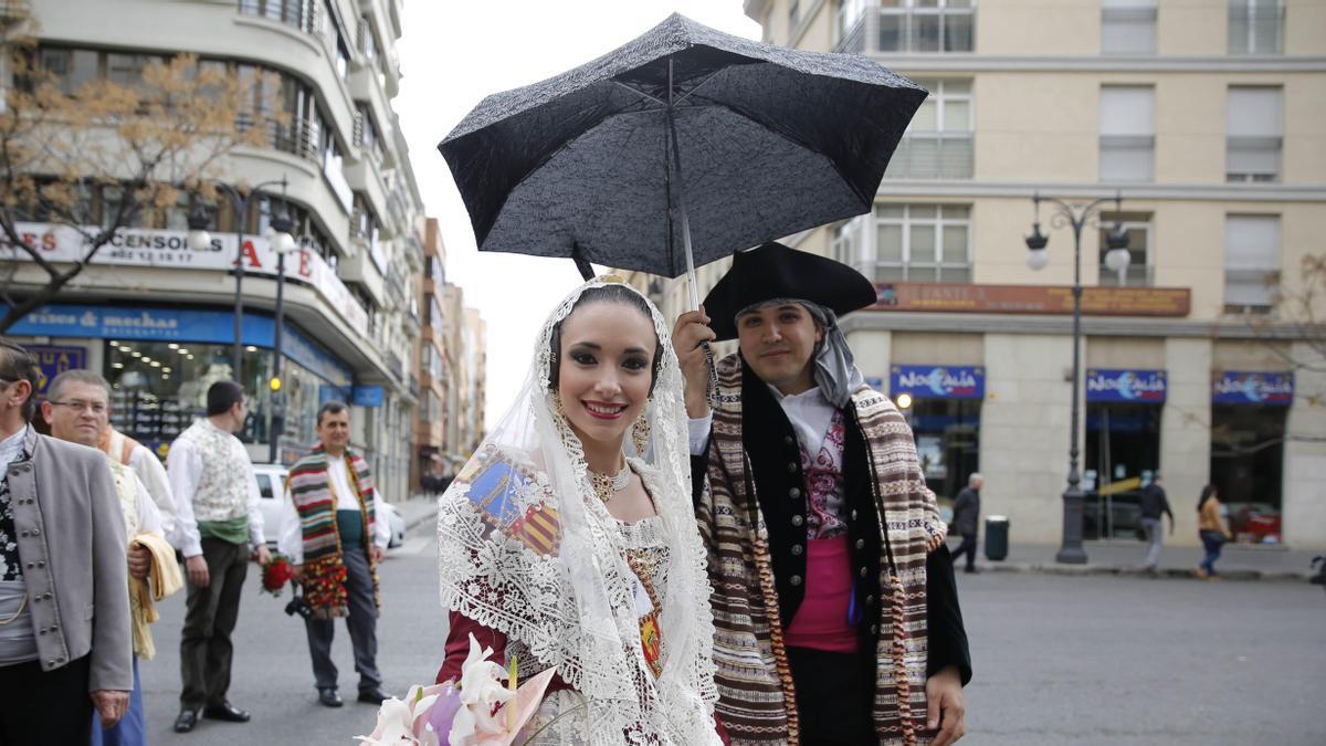 Se puede desfilar en la Ofrenda con paraguas o está prohibido