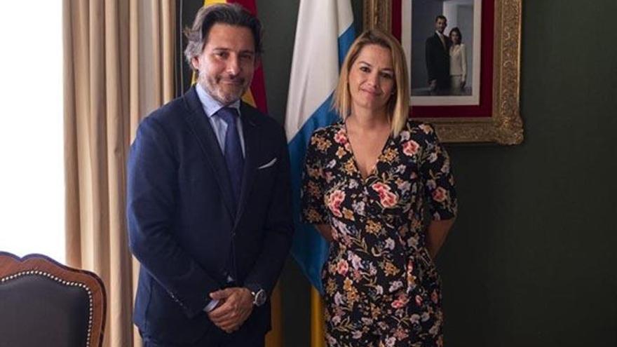 La nueva diputada palmera Judit Natalia Bayarri Martín (CC) en su toma de posesión junto al presidente del Parlamento de Canarias, Gustavo Matos.
