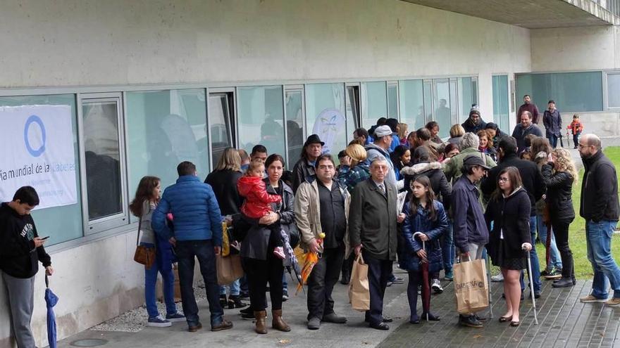 Participantes en la marcha, poco antes de la salida.