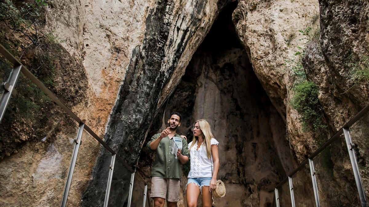 Una pareja, en el acceso a la Cova del Parpalló de Gandia.