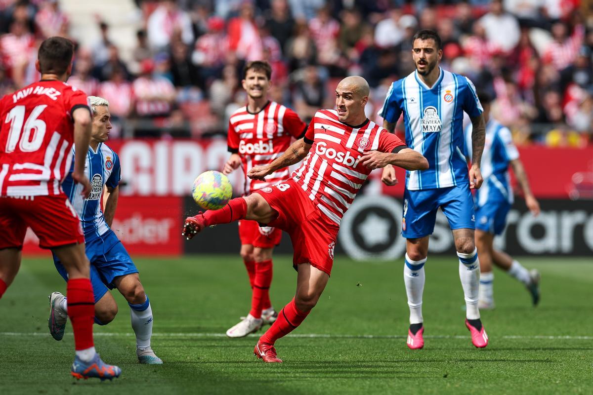 Oriol Romeu en una jugada del partido Girona contra el Espanyol