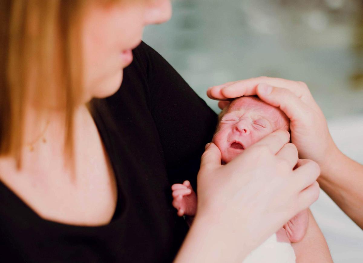 María, abrazando a su hija Elna, que nació con 26 semanas de gestación en el hospital Clínic de Barcelona.