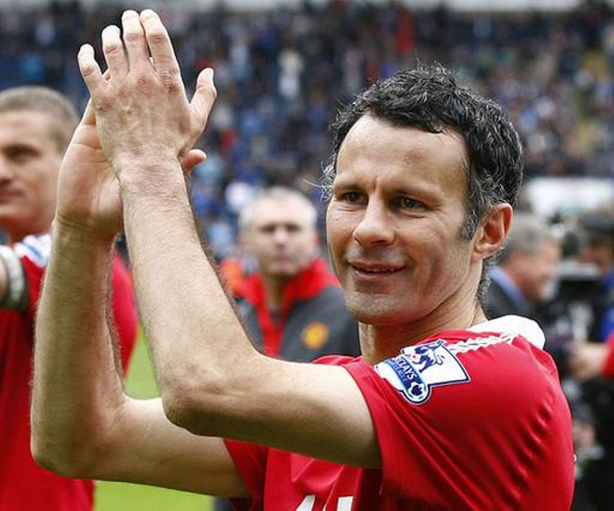 Ryan Giggs aplaudeix l’afició després d’un partit del Manchester United.