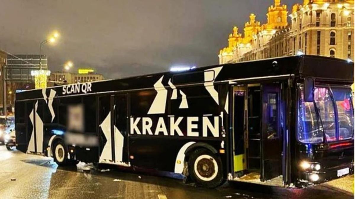 Un bus con el logo de Kraken bloqueó la principal arteria de Moscú