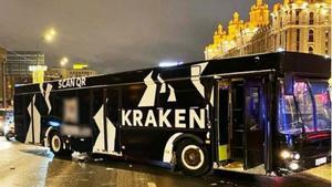 Un bus con el logo de Kraken bloqueó la principal arteria de Moscú