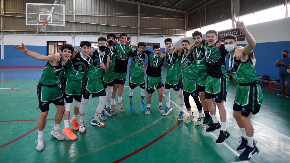 El Cordobasket celebra la conquista de la liga júnior masculina de baloncesto.