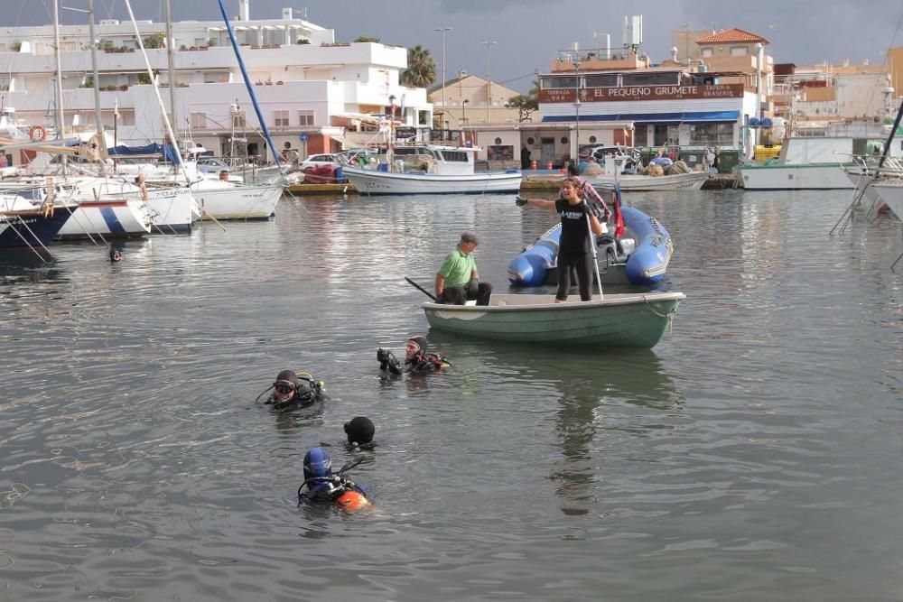 Buceadores limpian la basura del fondo del puerto de Cabo de Palos