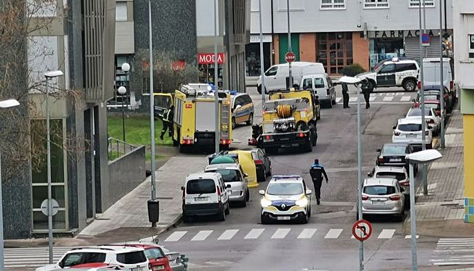  A la derecha, efectivos de emergencias, desplegados en la calle del suceso. | V. A / S. A.