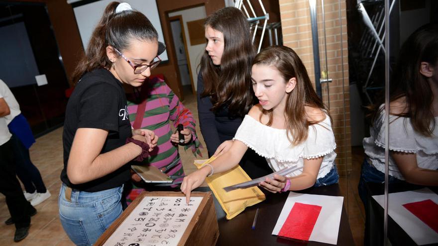 Un centenar de jóvenes de Paiporta sacan del olvido los monstruos valencianos