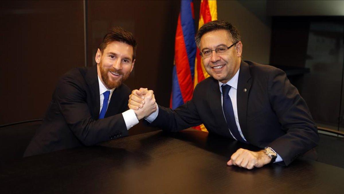 Bartomeu, junto al primer capitán Leo Messi