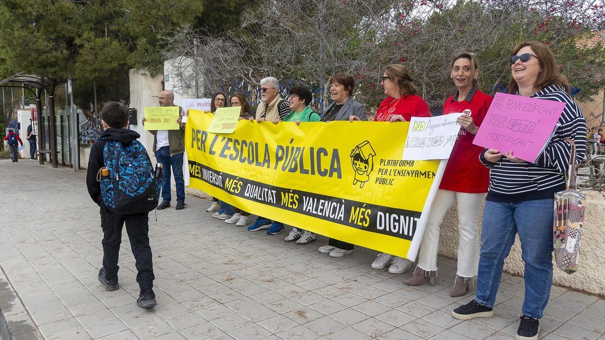 Protesta en el CEIP La Cañada del Fenollar por la paralización del Plan Edificant