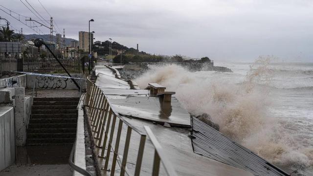 El passeig marítim de Badalona, greument danyat pel temporal del gener passat. | ZOWY VOETEN