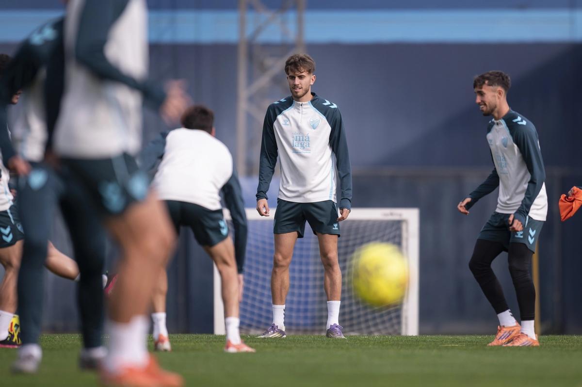 Adrián Niño, durante el entrenamiento de este viernes en el anexo de La Rosaleda.
