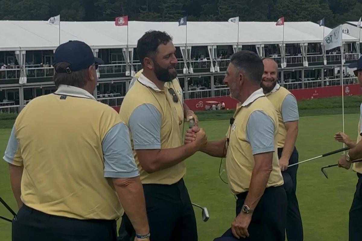 Rahm charla con Olazábal, en el entrenamiento de este jueves, el día previo al inicio de la competición