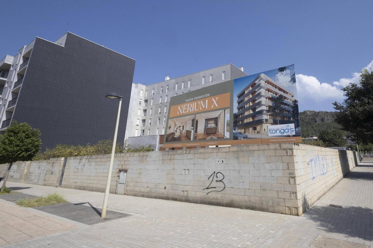 Nueva promoción de viviendas en la esquina entre las calles 25 d'Abril y Roger de Lauria.