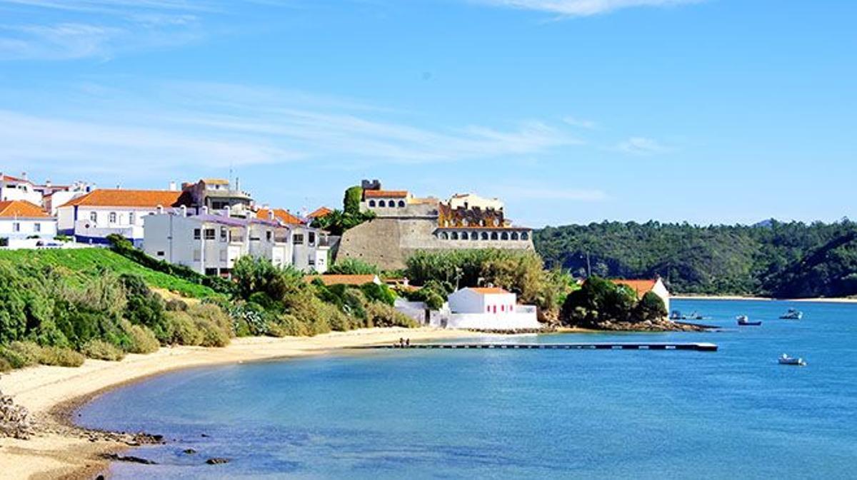 Vila Nova de Milfontes ofrece un ambiente animado y lleno de planes para quienes buscan un ambiente animado.