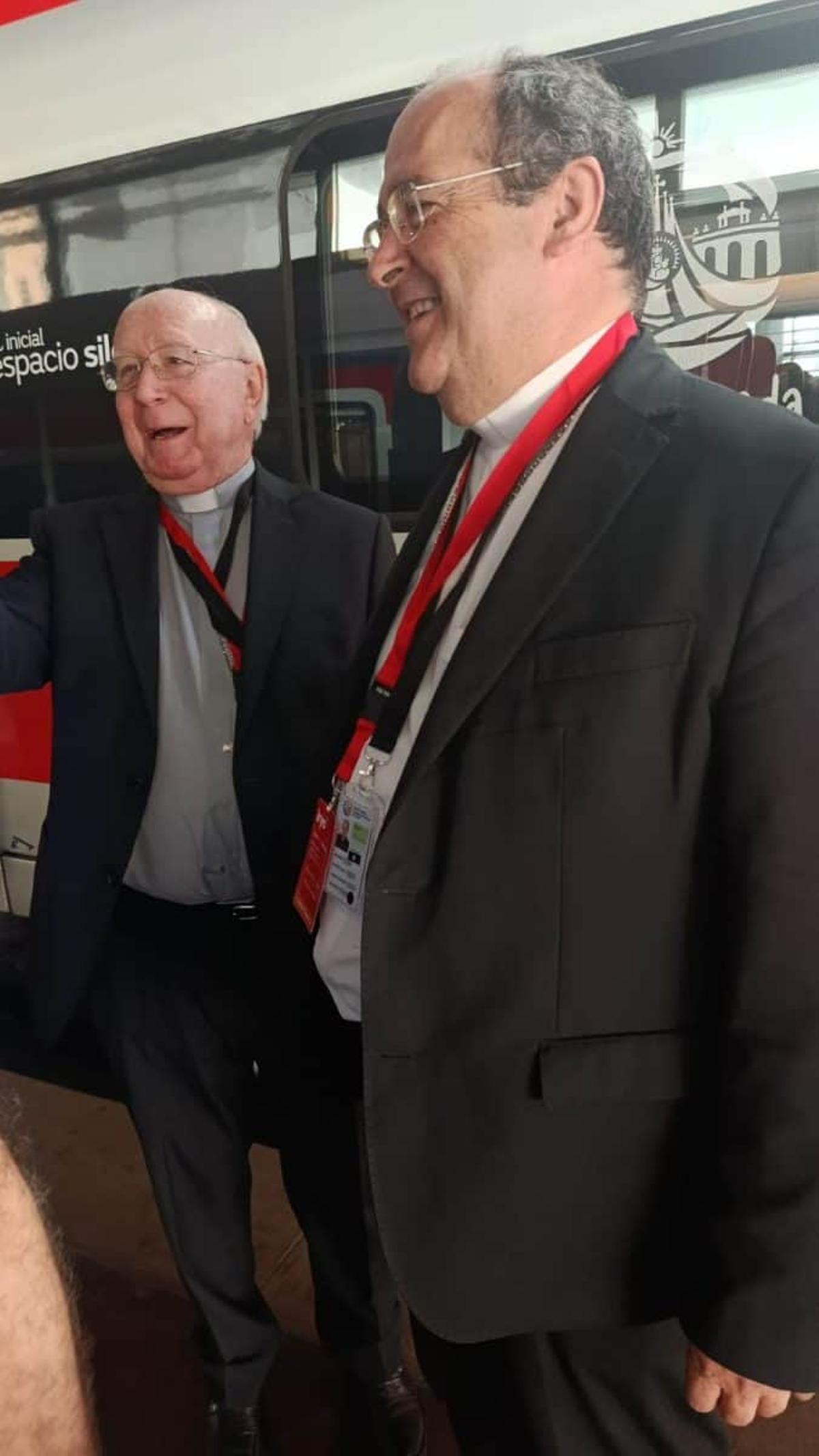 Mons. Jesús Pulido y Mons. Ciriaco Benavente, antes de subir al tren hacia Barcelona.