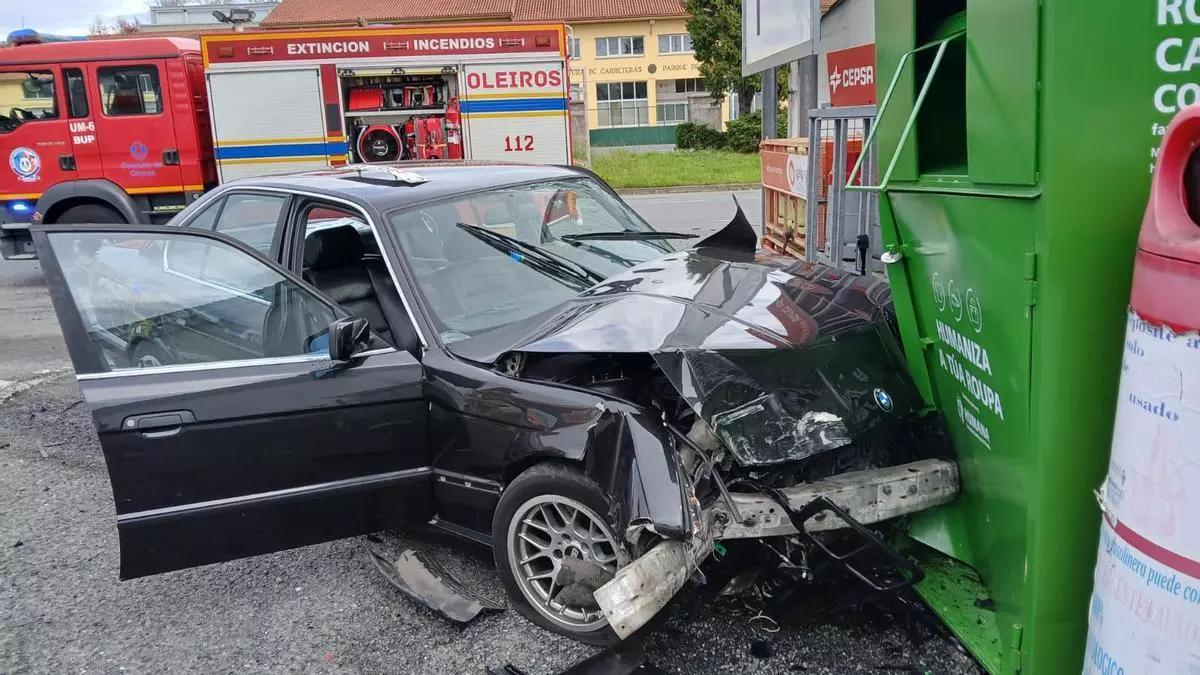 Coche siniestrado contra la jaula de bombonas en Perillo