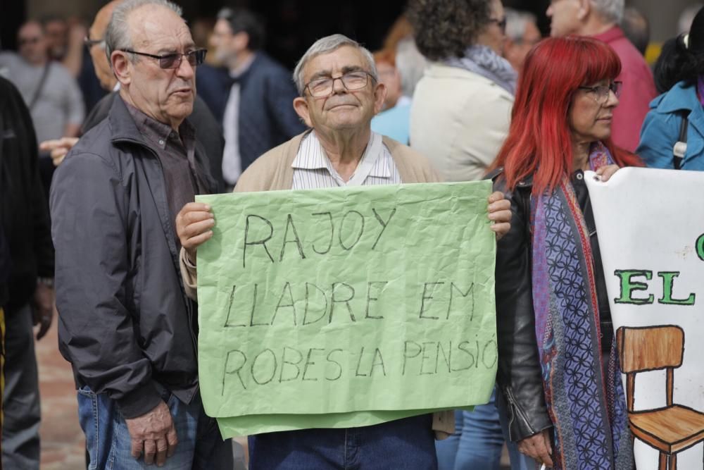 Protesta de pensionistas en la plaza del Ayuntamiento de València