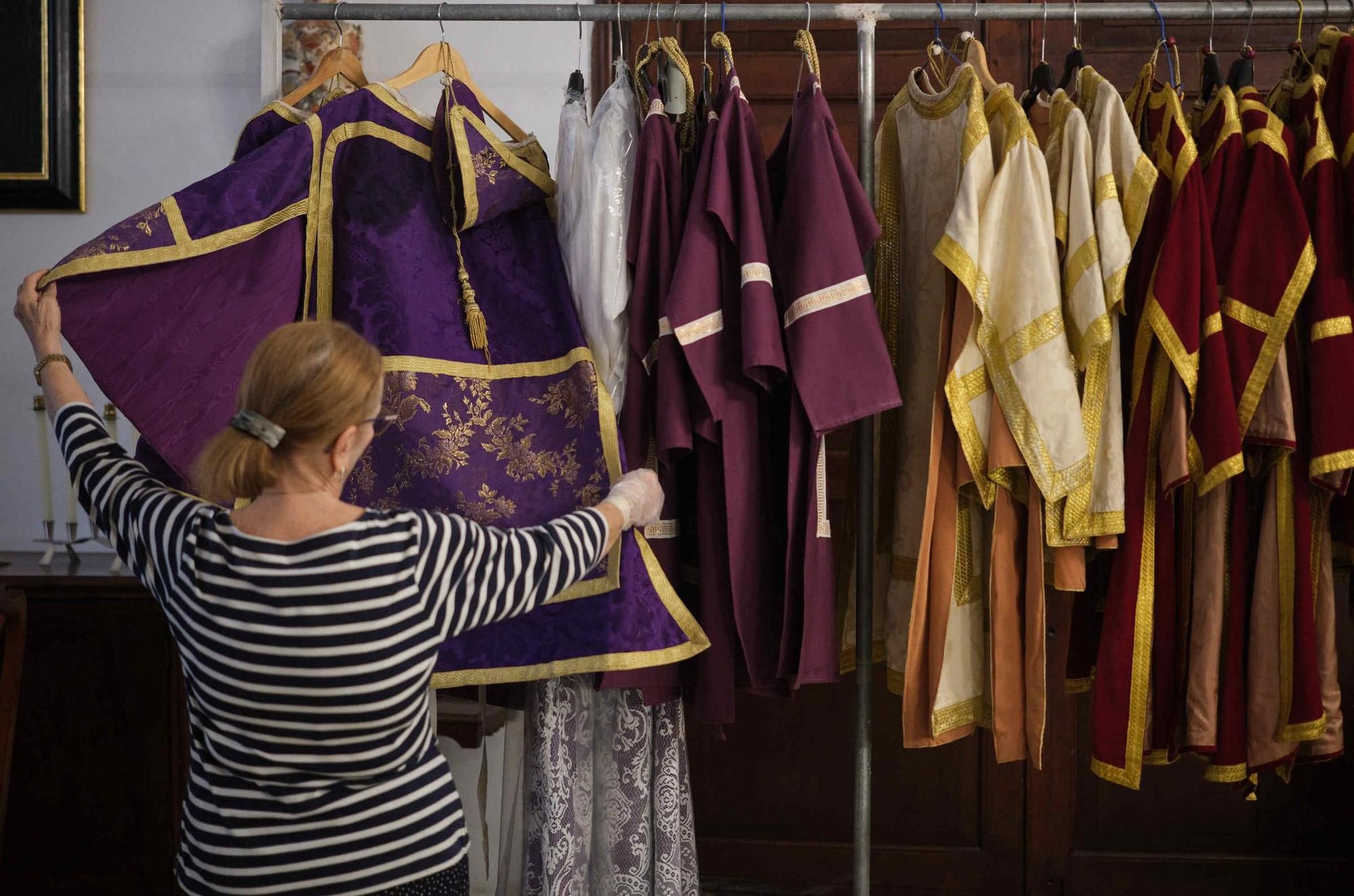 Preparativos de la Semana Santa en la parroquia de San Francisco de Asís, en Santa Cruz