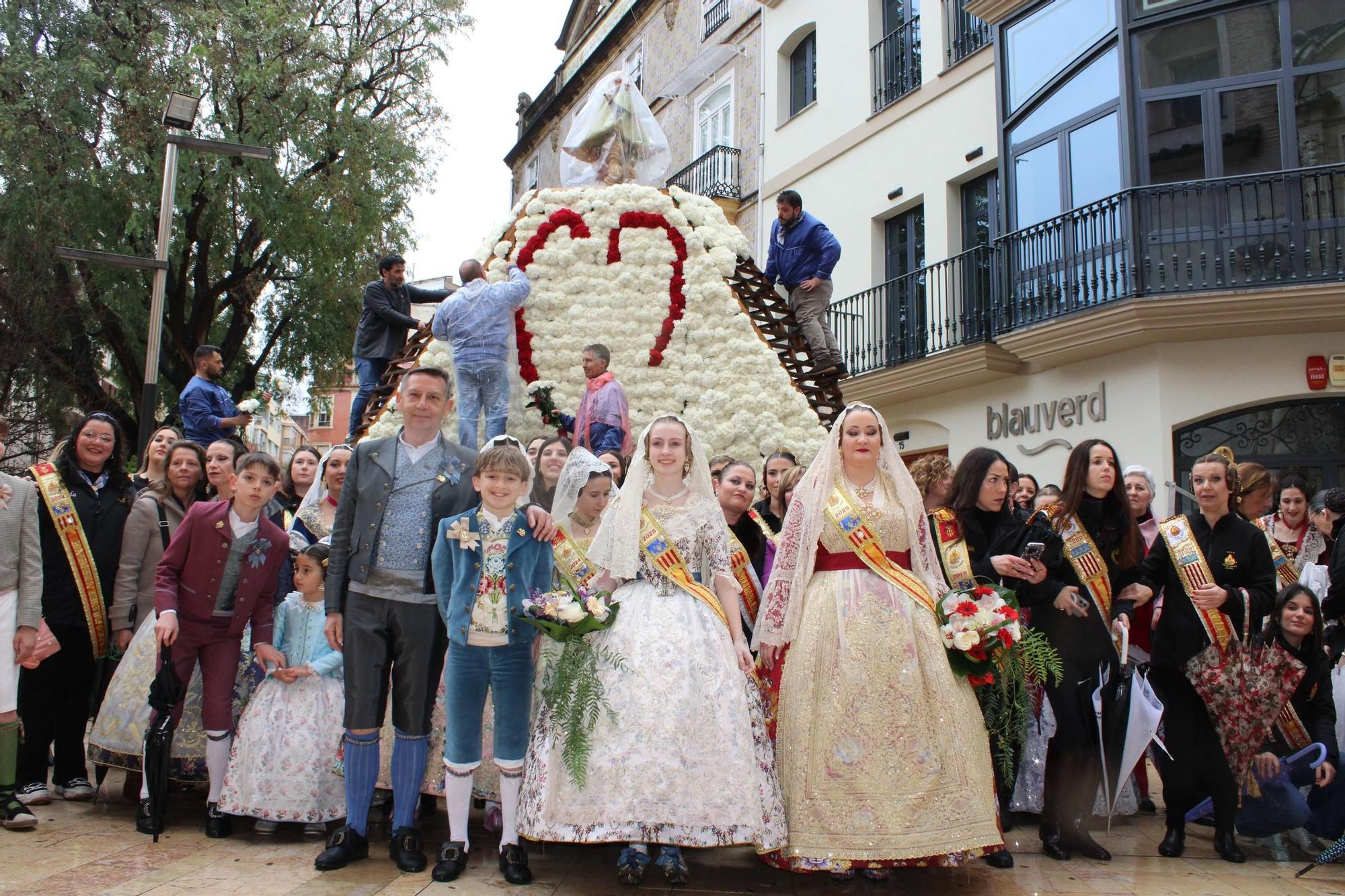 Búscate en la Ofrenda 2025 de Alzira entre paraguas y chubasqueros