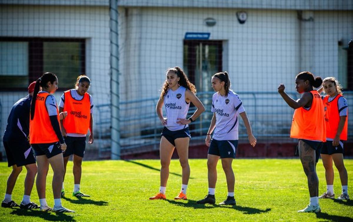 Las jugadoras del Levante UD preparan el partido contra el Athletic