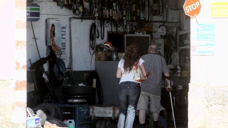 El taller del detenido, que ayer fue abierto por un amigo para devolver los coches a sus dueños.