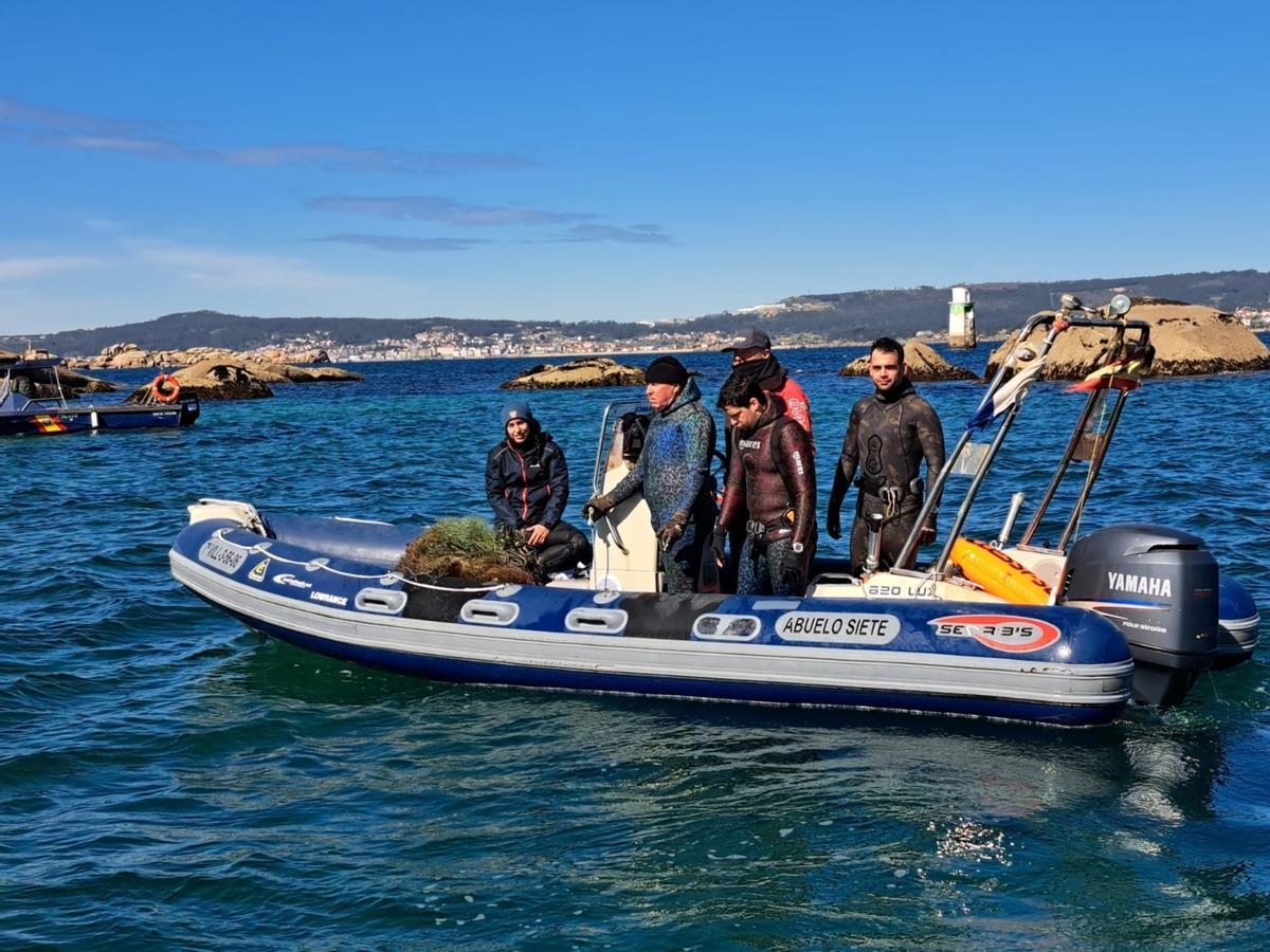Así se elimina basura en los fondos marinos y la costa del islote Guidoiro Pedregoso.