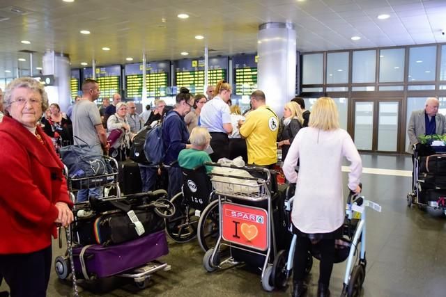 Llegada y salida de turistas en el aeropuerto