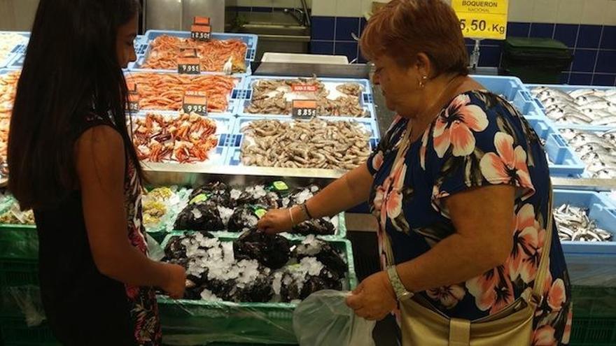 Una clienta compra mejillones en Mercadona.