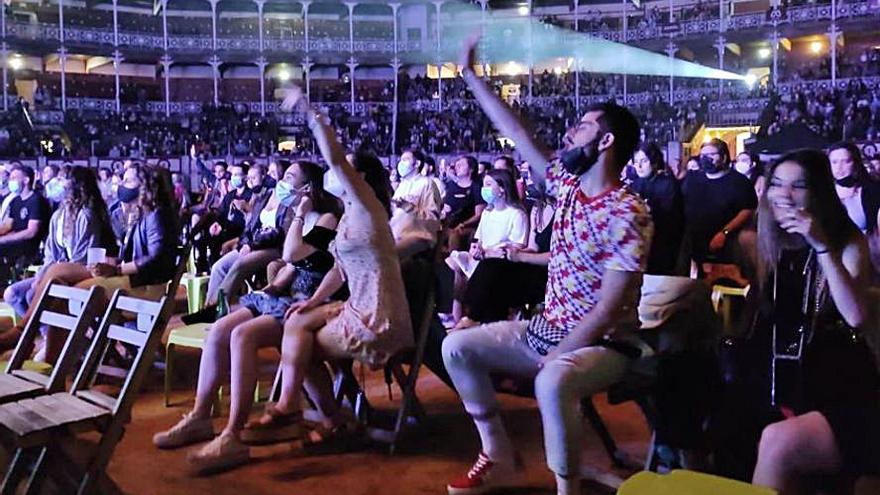 Público asistente  al espectáculo en la  plaza de toros  de Gijón.