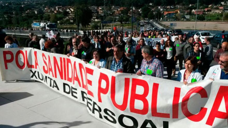 Protesta de los sanitarios, esta mañana, en el Cunqueiro.