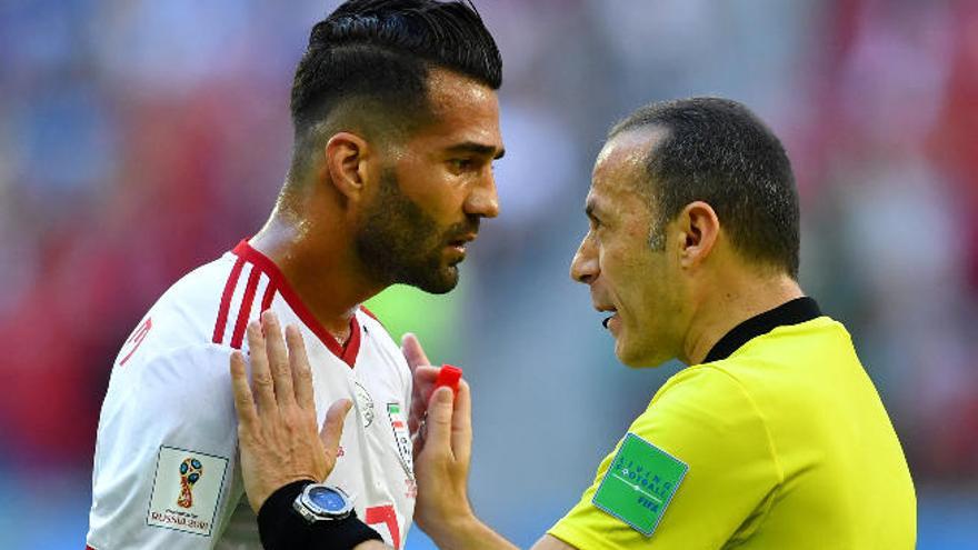 Masoud protesta al árbitro Cakir durante el partido contra Marruecos.