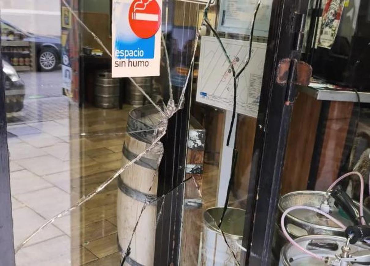 Entrada de la Taberna Garibaldi tras el ataque de un individuo.