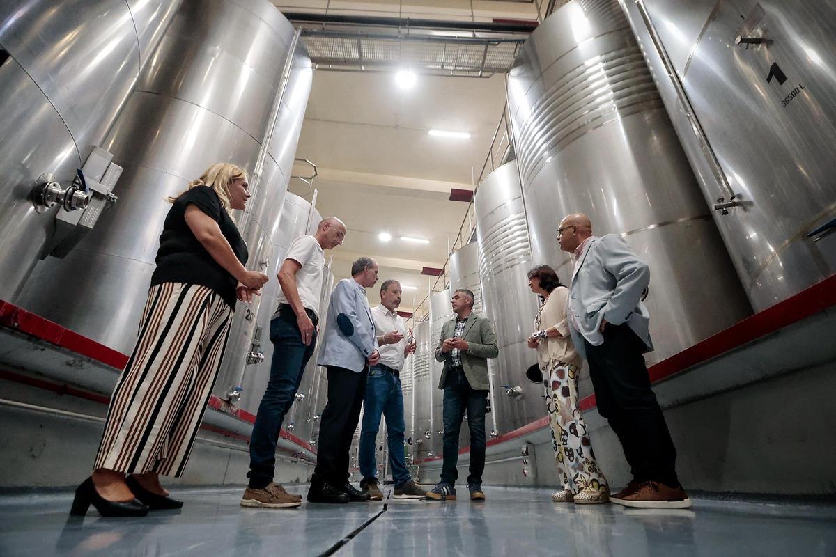 El consejero regional Narvay Quintero visita la Bodega Comarcal Valle de Güímar