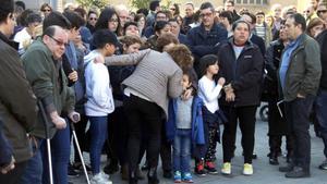 La alcaldesa de Santa Perpètua de Mogoda, Isabel García, consuela a los hijos Leydi, madre de cinco niños, acuchillada el pasado febrero.