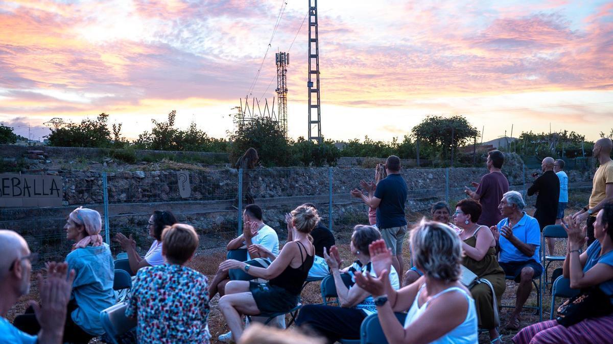 Vecinos y vecinas en un espacio de experimentación.
