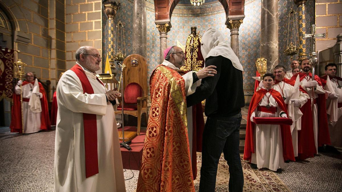 El Arzobispo Jesús Sanz recibe al reo indultado en 2019 en la basílica de San Juan ante José María Varas