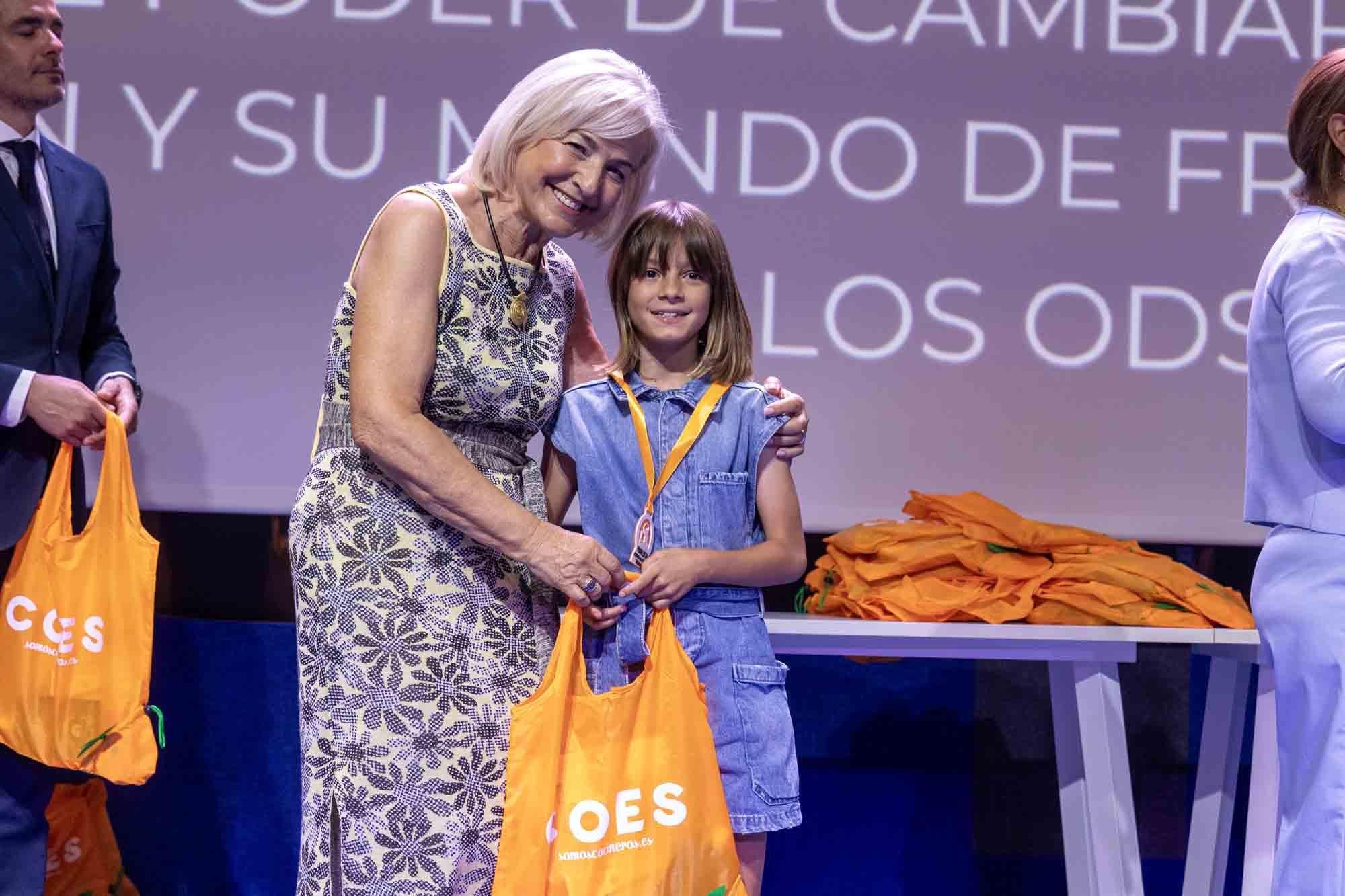 Entrega de premios del concurso infantil de relatos cortos "Cuéntame un cuento para comer" en el Club INFORMACIÓN organizado por COES