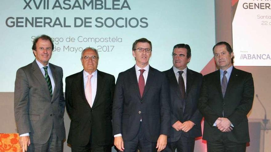 Ignacio Osborne, Pérez Nieto, Feijóo, Víctor Nogueira y Juan Carlos Escotet, ayer, en Santiago. // X. Álvarez