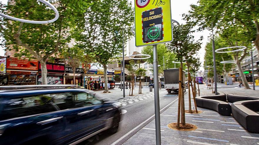 Los medidores de velocidad se han instalado en vías como la avenida del Mediterráneo o los viales de la Vía Parque, con límites a 10 y 30 km/h respectivamente. | LARS TER MEULEN/ INFORMACIÓN