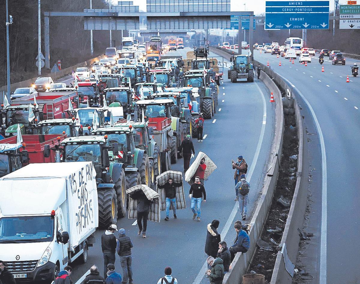Los agricultores franceses cortan los accesos a París.