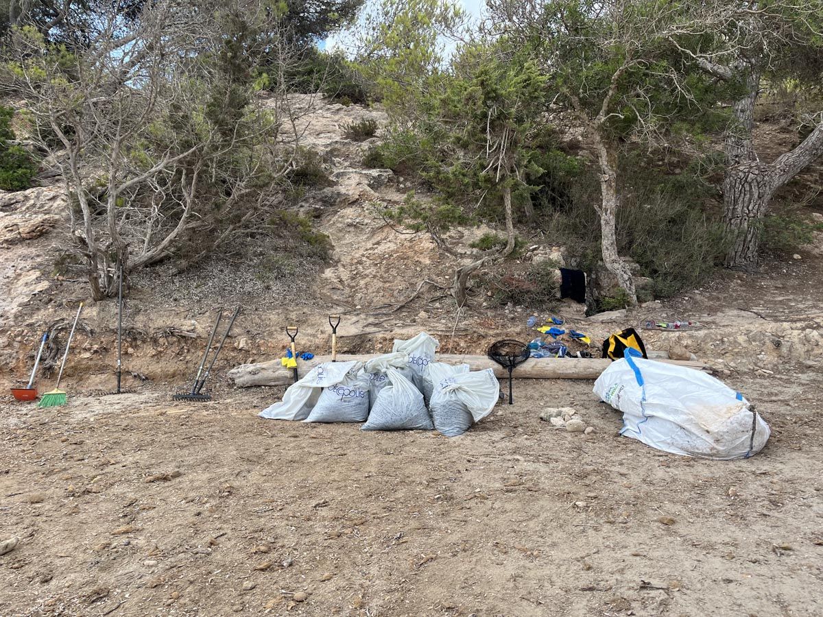 Limpieza de los restos del yate hundido en Ibiza