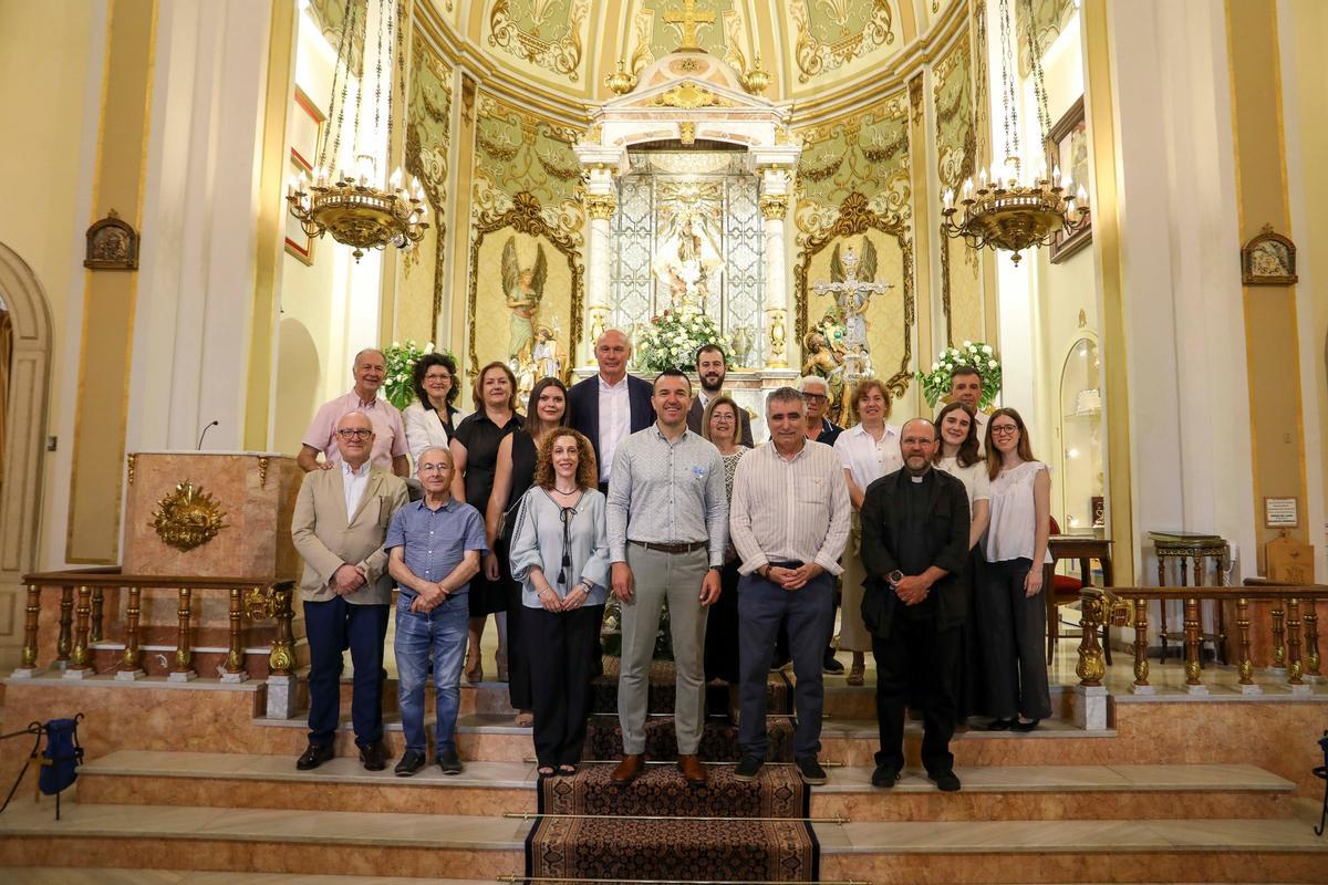 Miembros de la cofradía y de la corporación municipal, en el santuario, con el presidente de la diputación.