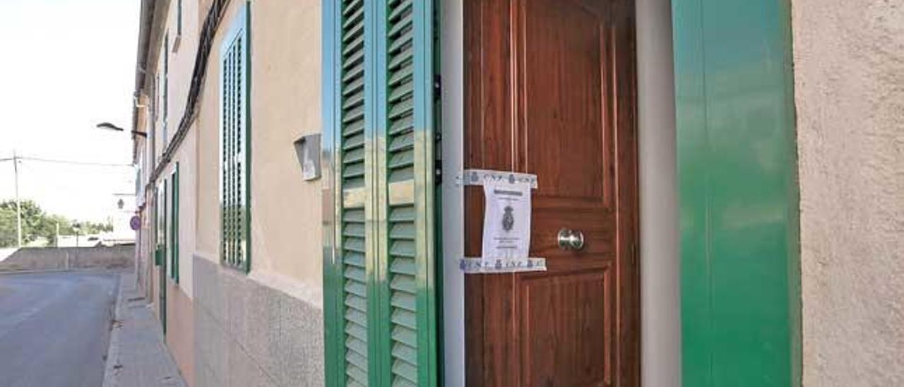 La puerta de entrada a la vivienda de la víctima, precintada por la Policía Nacional.