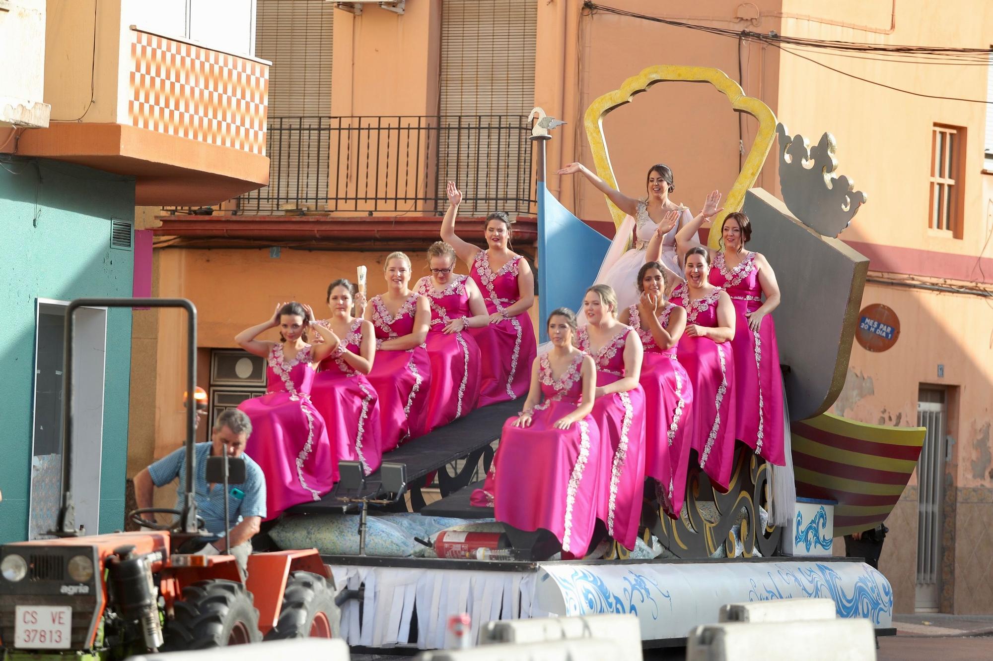 Carmen y Nerea conocen la particular Batalla de Flores de Burriana