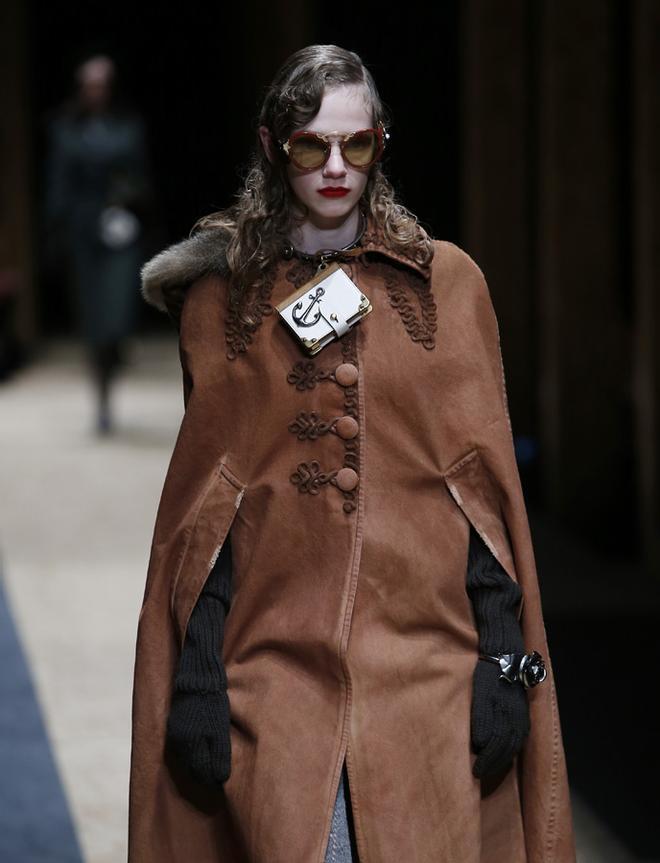 Clutch al cuello de Prada en Milan Fashion Week