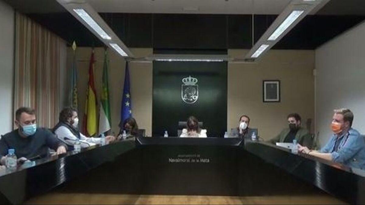 Alcaldesa y concejales en el pleno del Ayuntamiento de Navalmoral.